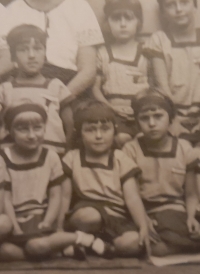 Výřez z fotky - Všeskolský slet 1932, Eva uprostřed dole