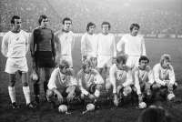 Baník Ostrava před utkáním PMEZ s Bayernem Mnichov v roce 1976. Verner Lička je  nahoře druhý zprava