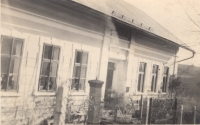Škola ve Staré Vsi u Vysokého nad Jizerou, kde Jan Mecnar učil v letech 1933–1941 a jenž zároveň byla bydlištěm rodiny Mecnarových do jeho zatčení, 30. léta