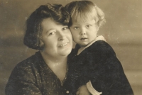 Hana Ženíšková jako malá holčička s maminkou