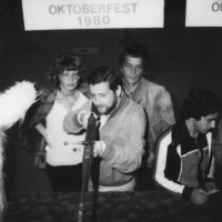 Karel Dirka, majitel mnichovské produkční firmy Oko-Film, s Daňou Horákovou a Pavlem Juráčkem na Oktoberfestu 1980