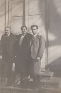 Zleva: Moritz, Berta a Rudolf Löwyovi na statku v Kunějovicích roku 1935