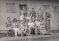 Fotografie z plzeňské Slavie, když Jiří Löwy dělal lehkou atletiku (dole uprostřed)