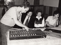 Jiří Löwy při práci zvukaře v Touškově