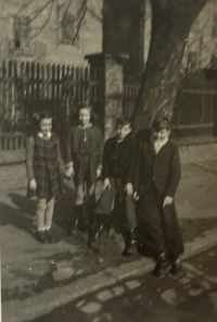 Děti v plzeňské čtvrti Karlov, 40. léta