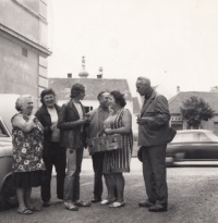 Jiří Löwy s rodinou; vedle něj je trochu v zákrytu p. Epstein, který "v Terezíně vozil ven mrtvé a zpátky chleba"