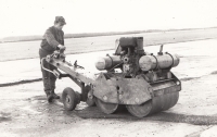Jiří Löwy na vojně při práci s vibračním válcem