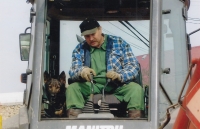 Jiří Löwy řídící bagr na svém rodinném statku 