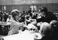 Daňa Horáková přebírá absolventský diplom na Union Theological Seminary, New York 1969
