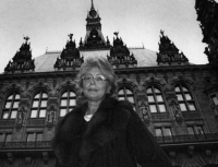 Daňa Horáková před budovou hamburské radnice 