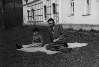 Se strýcem Zdeňkem Jelínkem, Razov Vizovice, 1946