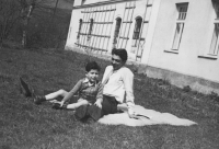 Se strýcem Jiřím Jelínkem, Razov Vizovice, 1946