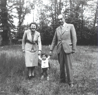 S rodiči  Helenou a Romanem Lenardovými, Paříž, 1941