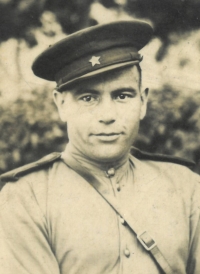 Батько Михайло Васильович, директор школи – в артилеристській формі