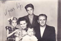 Rodinná fotografia rodiny Mazanovcov. Rok 1953.