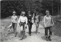 Zdena Krejčíková na pochodu s turistickým oddílem mládeže, 1978
