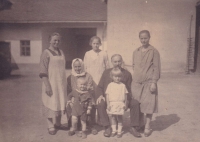 Mother's side of the family, 1920s