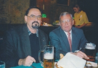 Generál John Shalikashvilli a pamětník, hostinec U Kalicha, Praha, 1997 