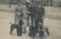 Samuel a Daniel Machkovi s přítelkyněmi a pudly, 1950