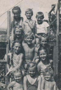 Samuel Machek a jeho dvojče Daniel s přáteli, 1941. Samuel Machek nahoře uprostřed, jeho bratr Daniel pod ním