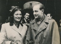 Svatba sestry Samuela Machka Marie a Jana Chobotského, vzadu mezi novomanželi básník Karel Hynek, Praha, 1947