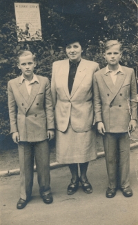 Samuel Machek (vpravo) s matkou Annou Machkovou a bratrem Danielem, 1946