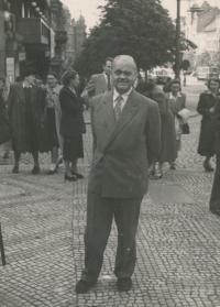 Otec Samuela Machka Otakar Machek na Václavském náměstí v Praze, 1947