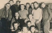 Samuel Machek s bratrem na brigádě během studia na obchodní akademii, 1949. Samuel Machek třetí zleva v horní řadě, Daniel Machek sedící v druhé řadě vlevo
