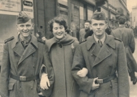 Samuel Machek (vpravo) a jeho bratr Daniel s přítelkyní Milenou, 1954