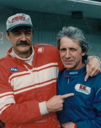 Josef Srnský (vpravo) se svým spolujezdcem, hercem Pavlem Novým, 1987