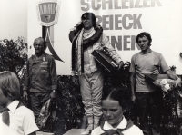 Zleva Jaroslav Bobek, Karel Jílek, Josef Srnský – předávání cen po závodu na okruhu Schleizer Dreieck, Schleiz, 1974