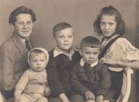 Zleva sourozenci Jiří, František, Miroslav, Josef a Bohumila Srnští, 1949