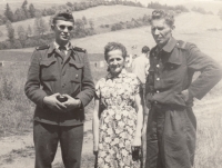 Zleva bratr Miroslav, matka Žofie, rozená Ondráčková, a otec František Srnský, 2. polovina 60. let