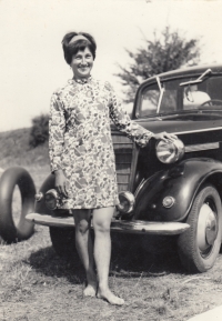 Budoucí manželka Marie roz. Viková a první auto Josefa Srnského, 1967