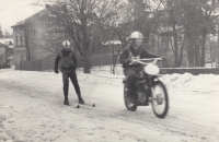 Motoskijöring – zleva Miloš Křelina a Adolf Jirásko, Vrchlabí, 1964