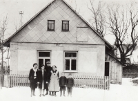 Zleva teta Růžena, matka Žofie, strýc Josef, babička Julie Ondráčková, strýcové Jarouš a Miroslav, Krucemburk, 2. polovina 30. let