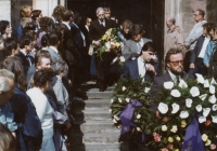 Pohřeb Pavla Wonky – rakev je vynášena z kostela, Vrchlabí, 1988