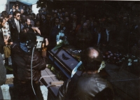 Pohřeb Pavla Wonky – rakev je donesena na hřbitov (Dušan Perička vlevo), Vrchlabí, 1988