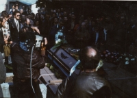 Pohřeb Pavla Wonky – rakev je donesena na hřbitov (Dušan Perička vlevo), Vrchlabí, 1988