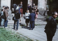 Pohřeb Pavla Wonky – účastníci rozloučení před kostelem, Vrchlabí, 1988