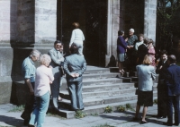 Účastníci rozloučení před kostelem, Vrchlabí 1988