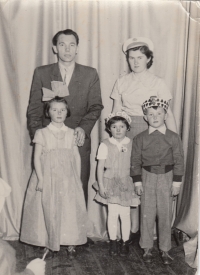 Rodina Peričkova – Dušan a sestry Eva a Alena, rodiče Miloslava a Jan, Hostinné, asi 1956