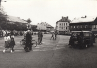 Pohřeb Pavla Wonky, za rakví kráčejí maminka, paní Wonková, a bratr Jiří Wonka, Vrchlabí, 1988