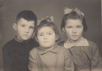 Dušan a sestry Alena a Eva, Hostinné 1959