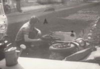 Oprava motorky: na pionýru jezdil Dušan Perička z Prosečné do Mikulova 300 km do učení, 1968