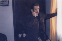 Václav Havel telefonuje z bytu Dušana Peričky do Svobodné Evropy, 1988