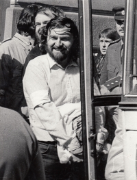 Pavel Wonka vychází z vězení, za ním Hana Juptnerová, asi 1987