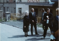 Pohřeb Pavla Wonky – maminka, paní Wonková, s mladším synem Jiřím, Vrchlabí, 1988