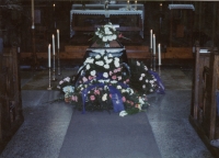 Pohřeb Pavla Wonky – rakev v kostele, Vrchlabí, 1988