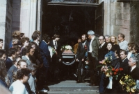 Vynášení rakve s Pavlem Wonkou z kostela (Dušan Perička vpravo),  Vrchlabí, 1988